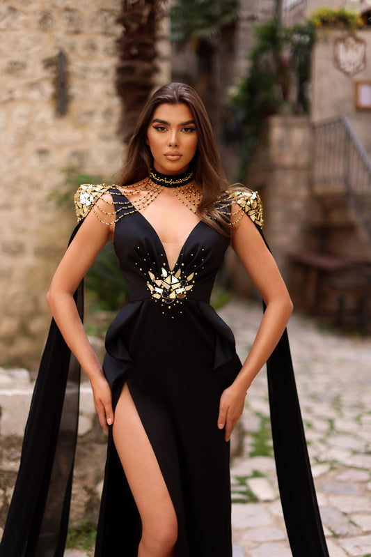 Elegant Black Dress Crafted with Gold Perls and Mirrors